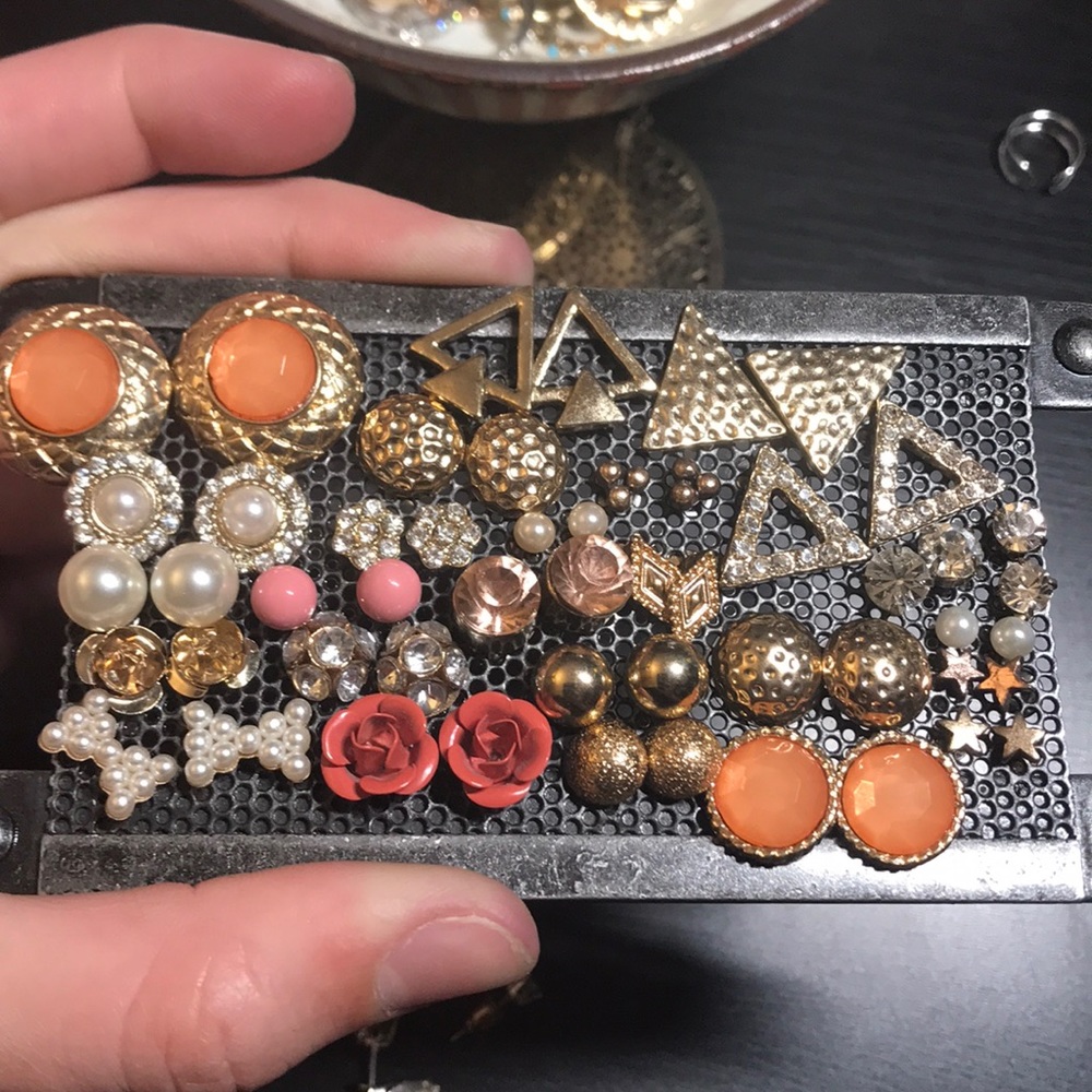 pack of stud earrings!